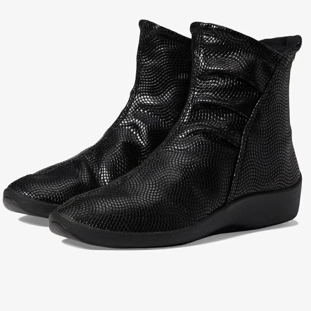 ARCOPEDICO Women’s Croc Shoes in the Size 41/9.5-10 US Size in Black Color